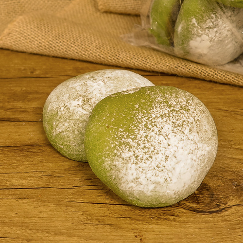 抹茶餐包	Green Tea Red Bean Rolls